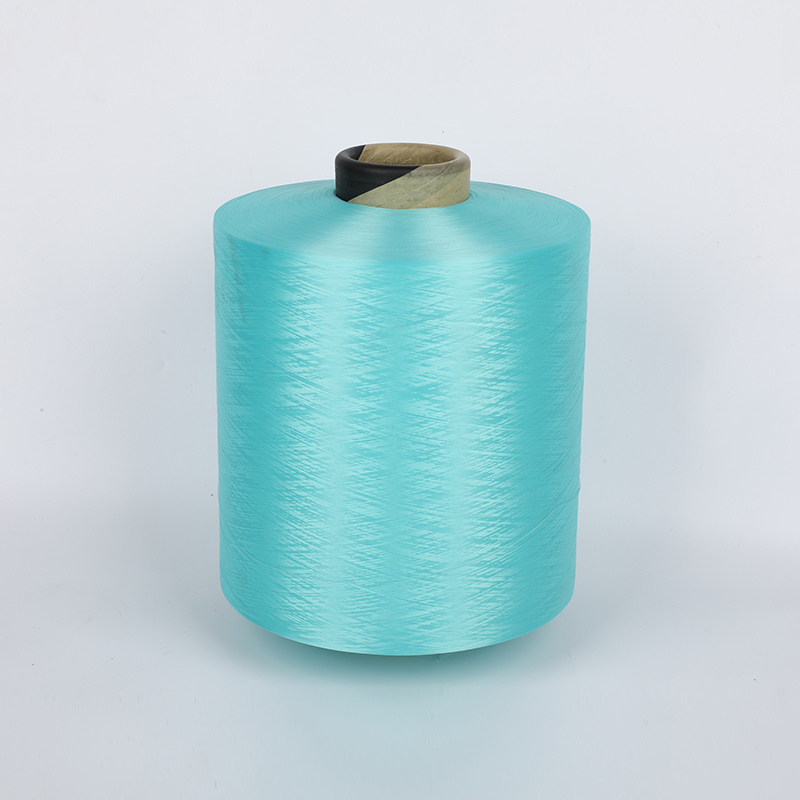 Har Dope Dyed Polyester Dty Garn fuktiga egenskaper?